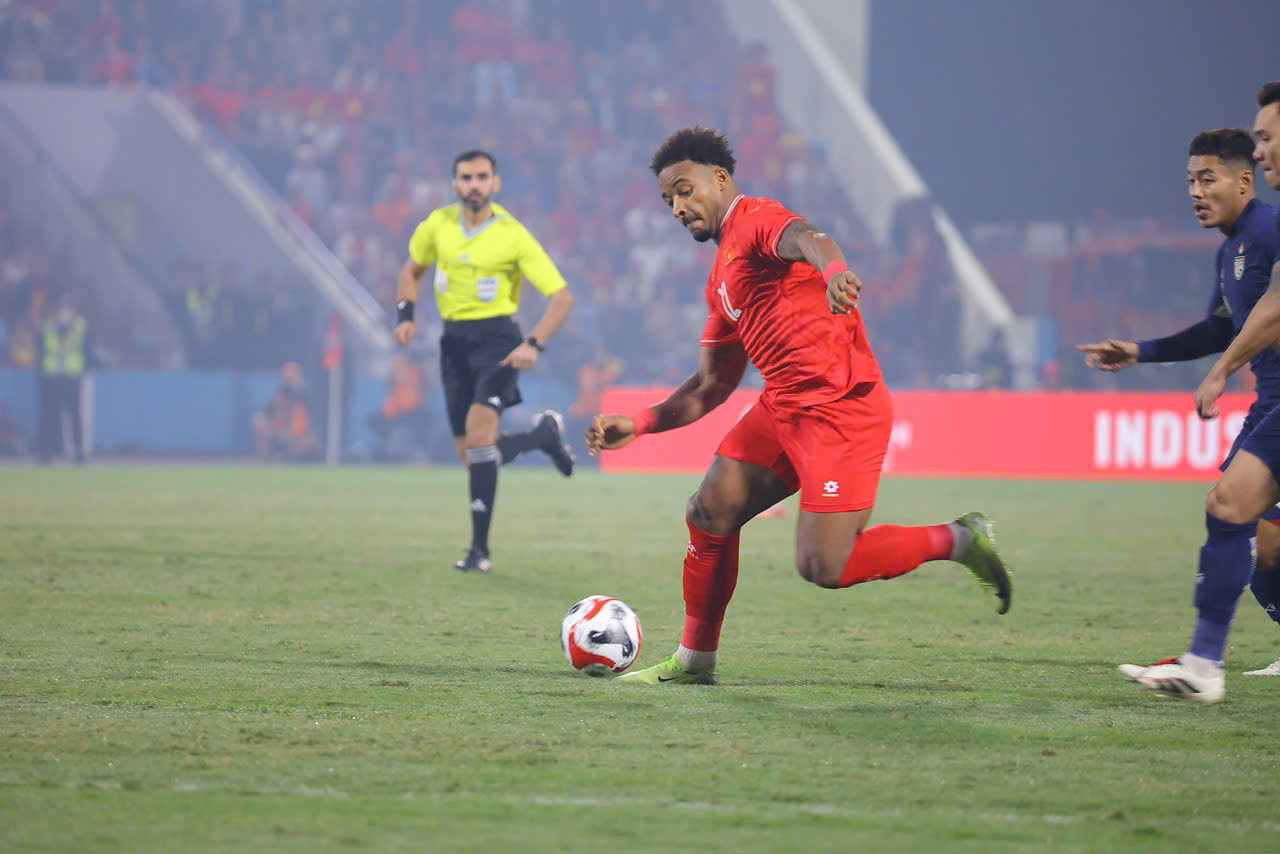 Xuân Son đang tạo áp lực rất lớn lên hàng thủ Thái Lan. Ảnh: Trọng Tài