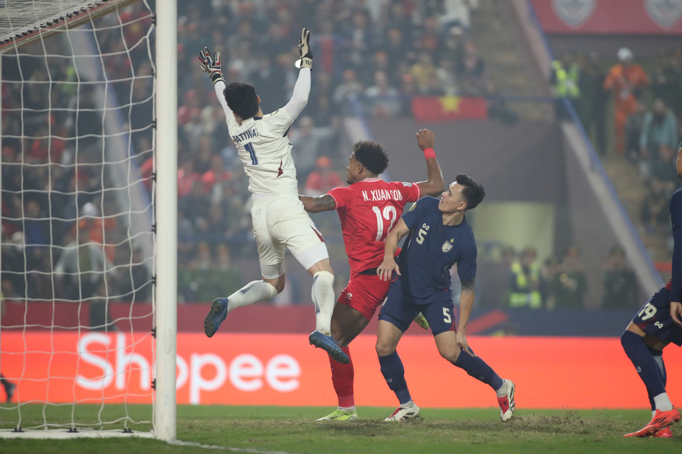 Xuân Son lập cú đúp, Việt Nam lần đầu đánh bại Thái Lan trên sân nhà sau 27 năm ảnh 34