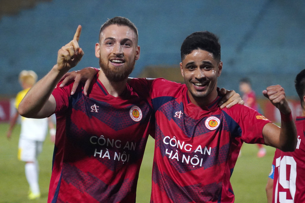 CAHN thắng đậm Bình Định 3-0 ở trận lượt đi mùa này CAHN thắng đậm Bình Định 3-0 ở trận lượt đi mùa này