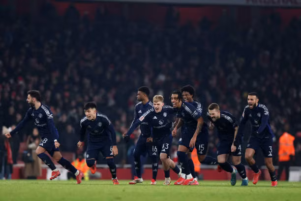 MU loại Arsenal trên chấm luân lưu ảnh 28