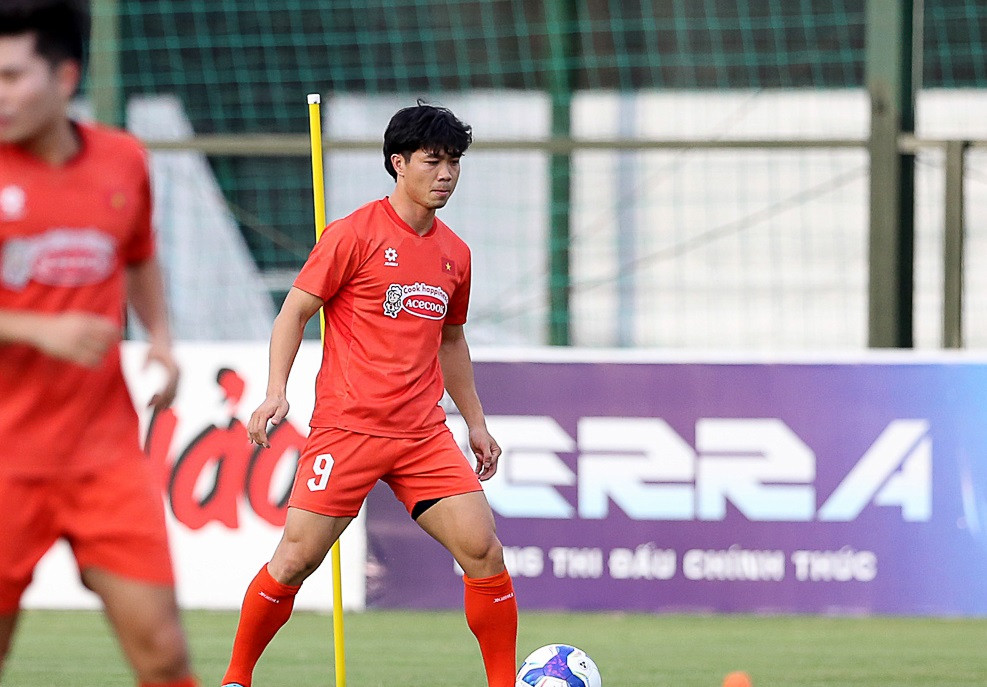 Công Phượng chấn thương khiến HLV Kim Sang-sik thiếu lựa chọn