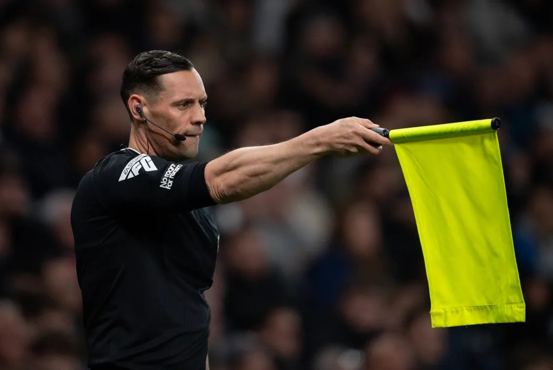 Các trọng tài biên sẽ được phất cờ bắt việt vị sớm hơn