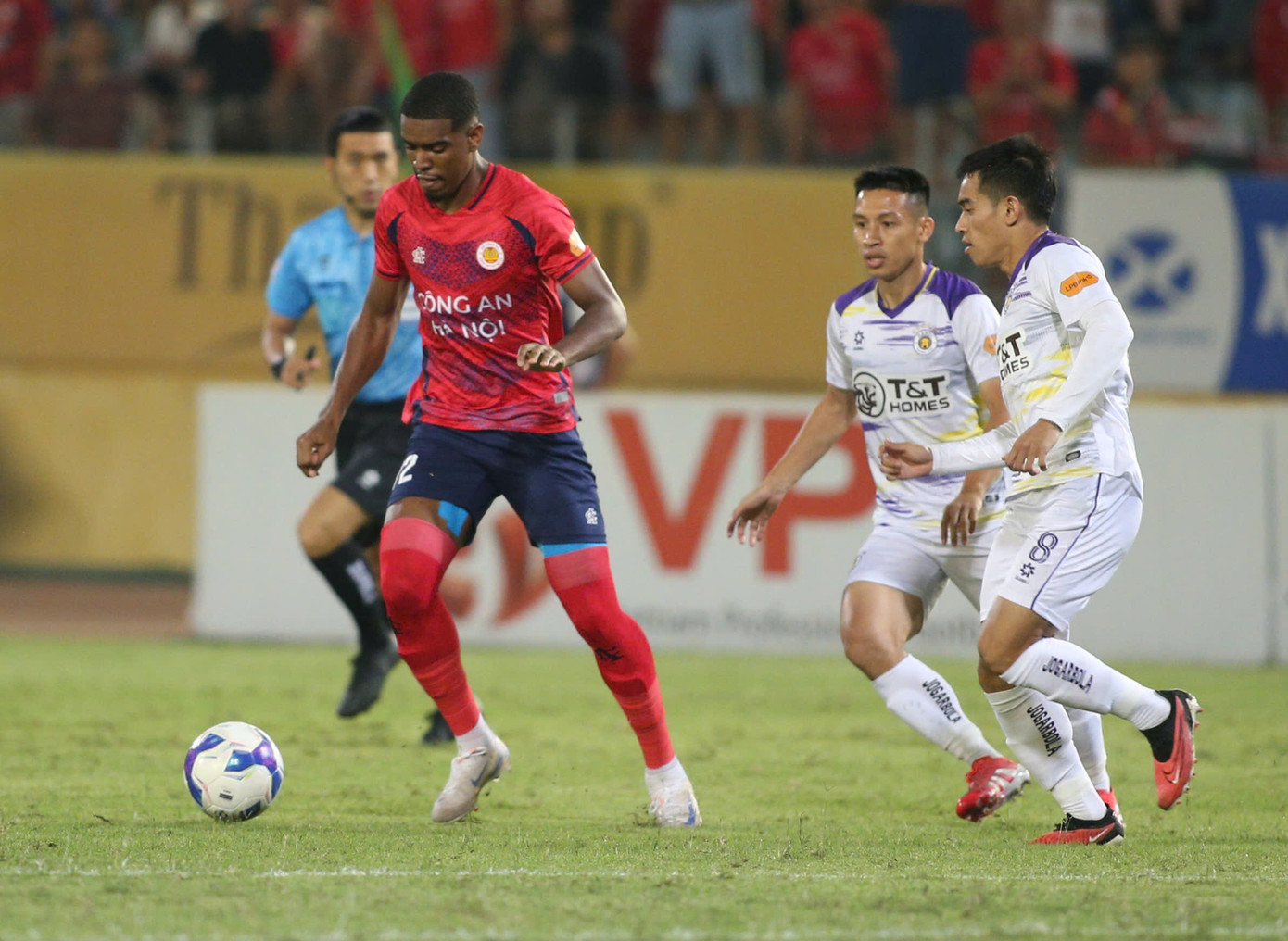 CLB Hà Nội đánh bại CAHN với 10 cầu thủ ảnh 3