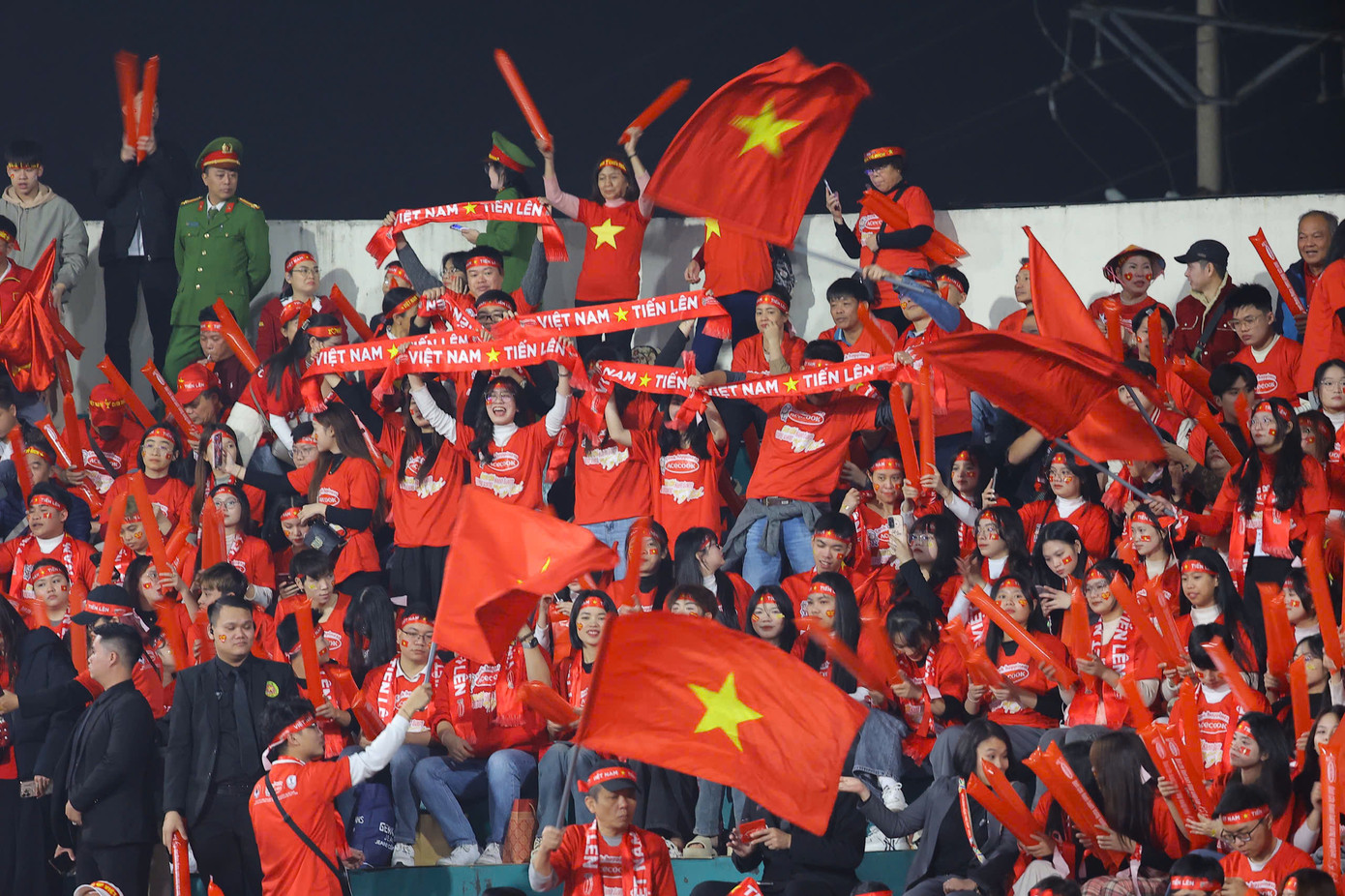 Xuân Son lập cú đúp, Việt Nam lần đầu đánh bại Thái Lan trên sân nhà sau 27 năm ảnh 13