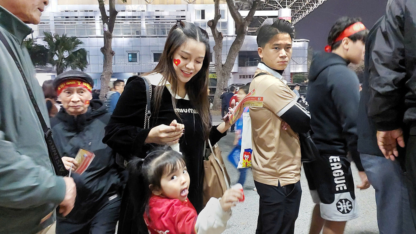 Vợ con Bùi Tiến Dũng xếp hàng vào sân, với niềm tin đội tuyển Việt Nam tiếp tục giành thắng lợi. Ảnh: Thanh Hải