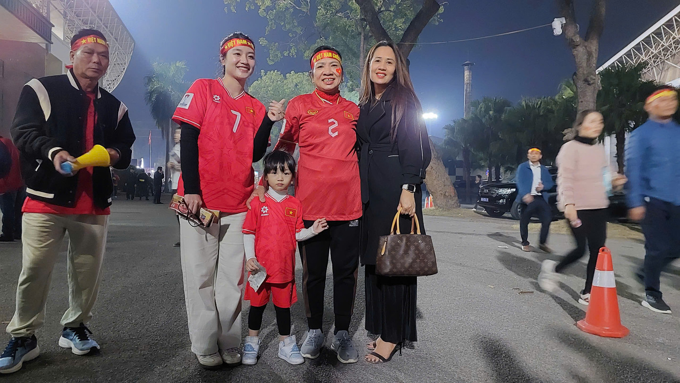 Con gái Xuân Mạnh đến cổ vũ bố, người tiếp tục được tin tưởng đá chính trong vai trò trung vệ. Ảnh: Thanh Hải