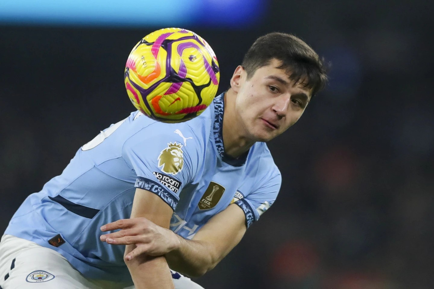 Man City có thể lách qua khe cửa hẹp