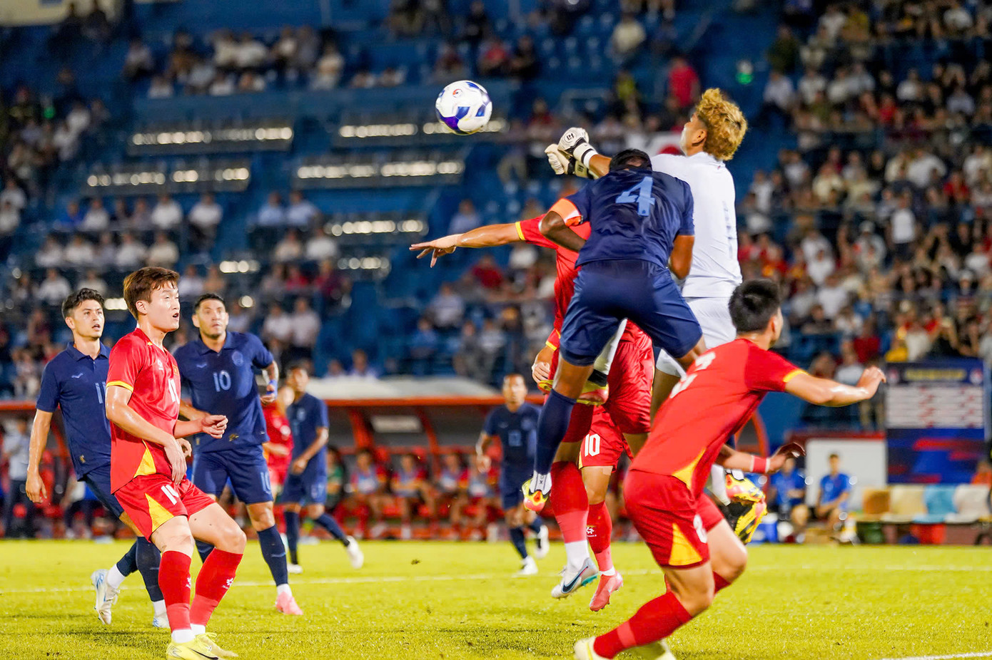 Thủ môn Campuchia mắc sai lầm. Ảnh: Phú Thọ