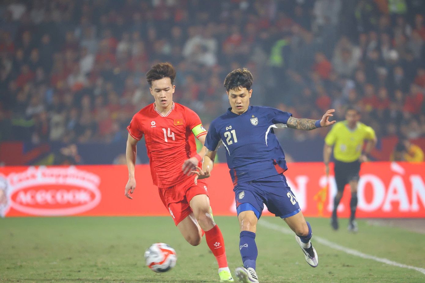 Hoàng Đức đang được các tiền vệ Thái Lan theo rất sát. Ảnh: Trọng Tài