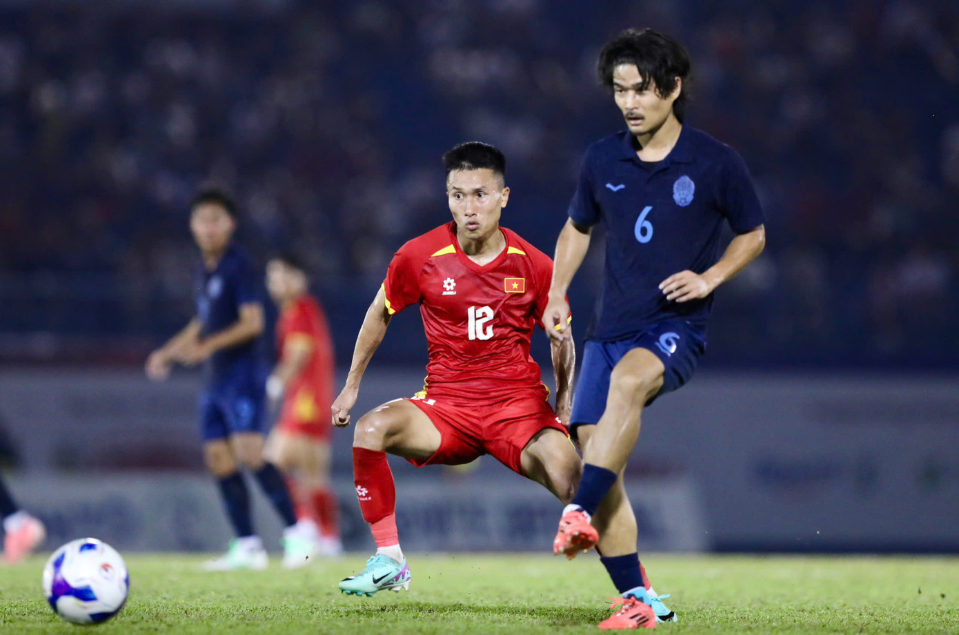 Campuchia chơi tốt hơn trong hiệp 2. Ảnh: Duy Anh