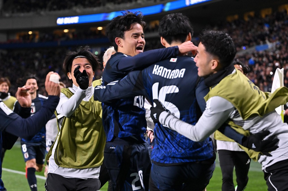 Các cầu thủ Nhật Bản ăn mừng trước Bahrain