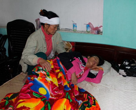 Bà Lan nhiều lần ngất lên ngất xuống vì mất đi người con trai còn trẻ.