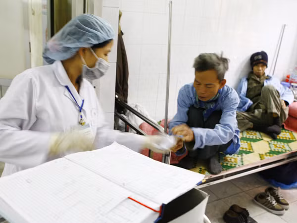 Nếu mức viện phí tăng kịch trần thì hầu hết bệnh nhân không có thẻ BHYT sẽ khốn đốn. Ảnh: Hồng Vĩnh. Nếu mức viện phí tăng kịch trần thì hầu hết bệnh nhân không có thẻ BHYT sẽ khốn đốn. Ảnh: Hồng Vĩnh