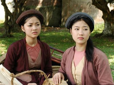 Thu Trang ( phải) vào vai Ngọc trong phim Lều chõng. Ảnh: Hữu Tuấn