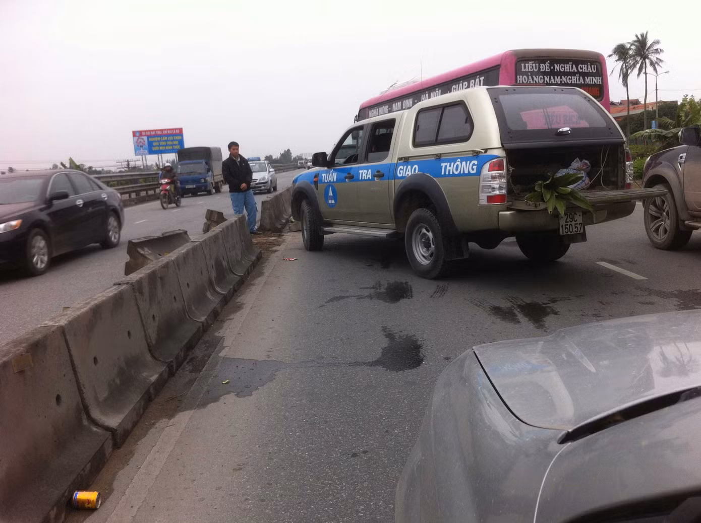 Sau một hồi loay hoay vẫn không qua nổi dải phân cách, hai đồng nghiệp mặc đồng phục đi trên xe phải xuống hỗ trợ