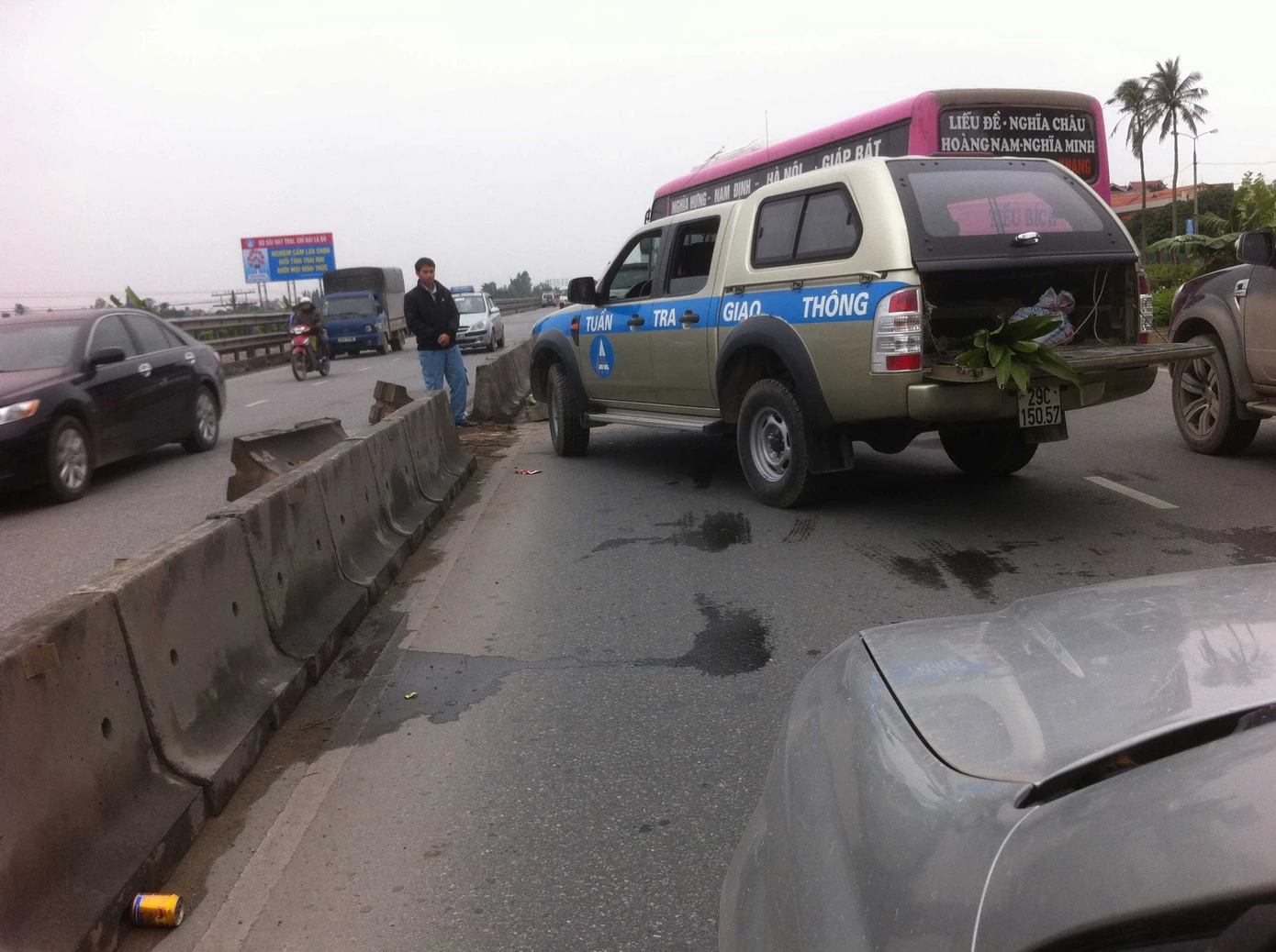 Sau một hồi loay hoay vẫn không qua nổi dải phân cách, hai đồng nghiệp mặc đồng phục đi trên xe phải xuống hỗ trợ