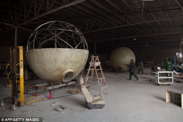 Bên trong khu vực Ông Liu Qiyuan cùng 13 người khác chế tạo quả cầu 