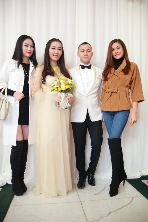 Cô dâu chú rể chụp ảnh cùng các khách mời