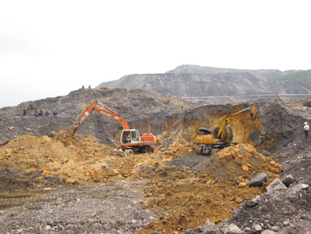 Hiện trường vụ sập bãi đá thải vùi lấp 12 hộ dân