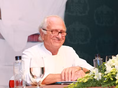 “Vua bếp” Michel Roux ở nhà hàng La Maison 1988. Ảnh: Lan Anh