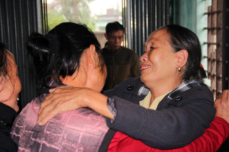 Bà Hinh như vẫn chưa tin, miệng liên tục hỏi: Trời ơi, có đúng con Nhân đây không mi?