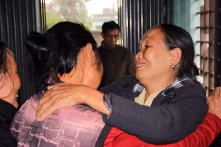 Bà Hinh như vẫn chưa tin, miệng liên tục hỏi: Trời ơi, có đúng con Nhân đây không mi?. Bà Hinh như vẫn chưa tin, miệng liên tục hỏi: Trời ơi, có đúng con Nhân đây không mi?