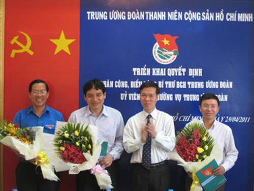 Anh Võ Văn Thưởng (thứ 2, từ phải qua) trao quyết định cho các bí thư và Ủy viên thường vụ T.Ư Đoàn