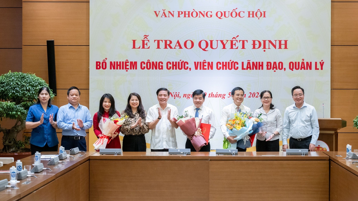 Lãnh đạo Văn phòng Quốc hội chúc mừng các cán bộ nhận quyết định bổ nhiệm. Ảnh: QH Lãnh đạo Văn phòng Quốc hội chúc mừng các cán bộ nhận quyết định bổ nhiệm. Ảnh: QH