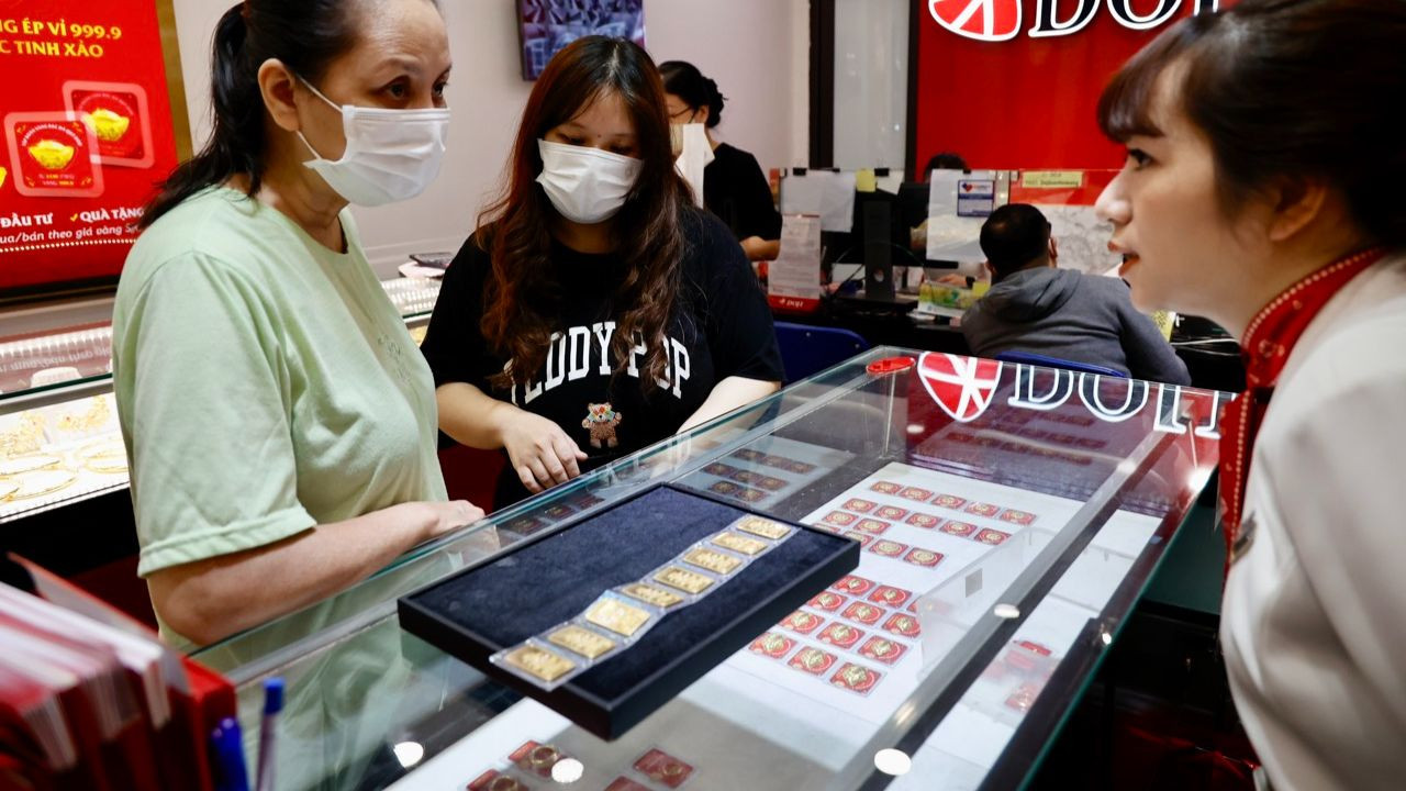 Lo lắng giá vàng liên tục biến động và tăng cao sẽ tác động xấu đến nền kinh tế và đời sống người dân. Ảnh minh họa - Như Ý Lo lắng giá vàng liên tục biến động và tăng cao sẽ tác động xấu đến nền kinh tế và đời sống người dân. Ảnh minh họa - Như Ý