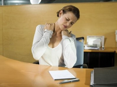 Đau vai gáy là bệnh "kinh niên" của dân văn phòng. Ảnh: minh họa - Internet Đau vai gáy là bệnh