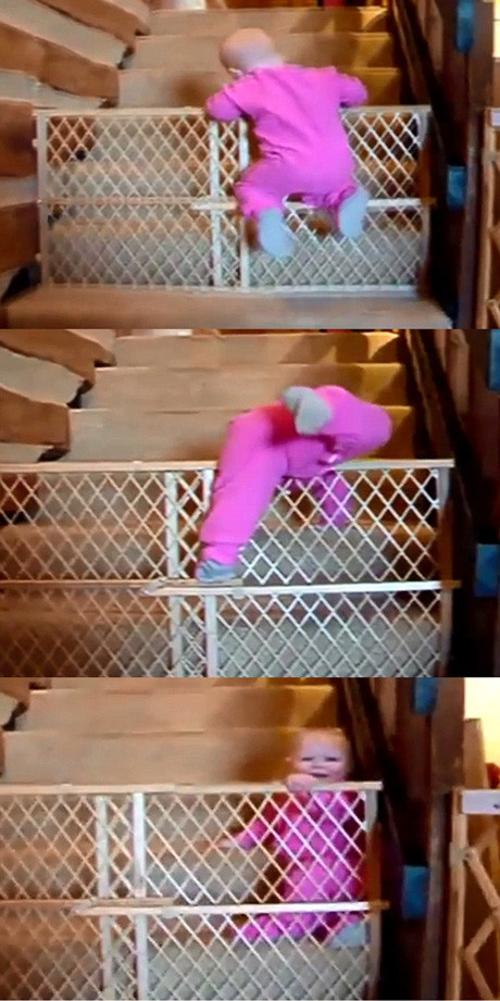 Mới chỉ một tuổi nhưng Mia trong bộ đồ ngủ màu hồng đẹp mắt đã trèo qua hàng rào mà bố mẹ em dựng nên đề phòng em trèo lên cầu thang. Thậm chí sau khi vượt qua, em còn quay lại phía camera và nhoẻn miệng cười