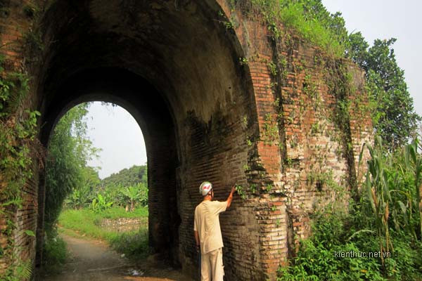 Tiến sĩ Vũ Thế Long khảo sát ngôi thành cổ