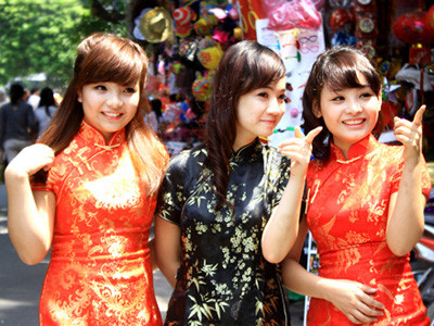 Thiếu nữ rủ nhau dạo phố đồ chơi Trung thu ngày cuối tuần