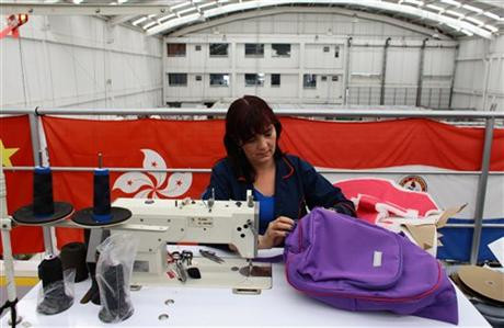 Một công nhân đang may balô chống đạn. Một công nhân đang may balô chống đạn