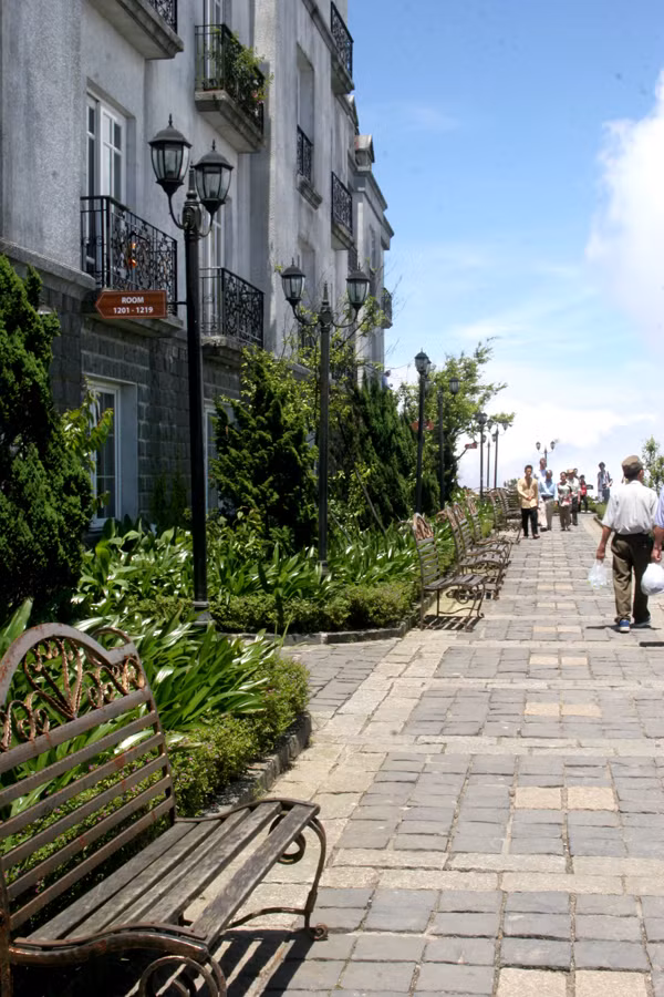 Ghế sắt, cột đèn, con đường... đều đưa ta tới cam xúc trời Tây