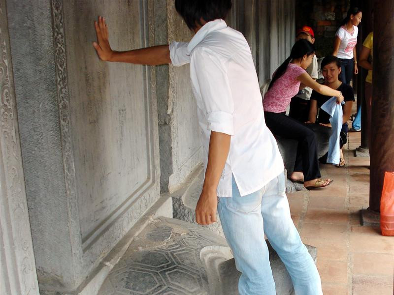 Để cả tiền lên đầu rùa để cầu mong thi tốt Phải sờ thế này mới yên tâm được