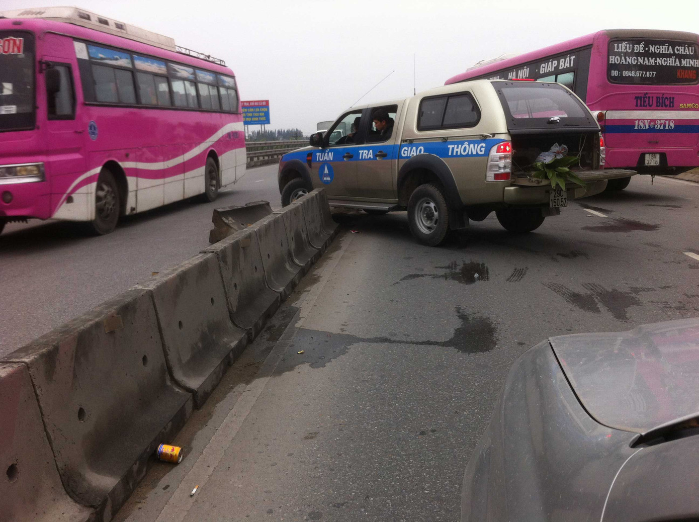 Chiếc xe của Thanh tra giao thông biển kiểm soát 29C 150 57 thản nhiên vi phạm luật giao thông bất chấp sự nguy hiểm cho các phương tiện ngược chiều ở làn đường bên cạnh