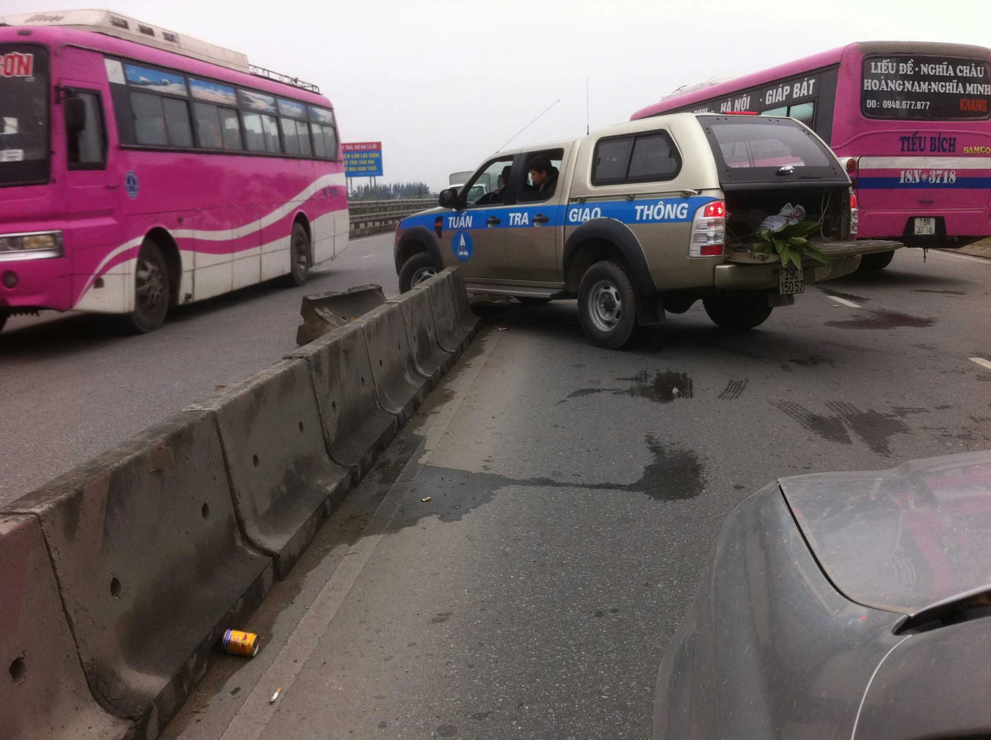 Chiếc xe của Thanh tra giao thông biển kiểm soát 29C 150 57 thản nhiên vi phạm luật giao thông bất chấp sự nguy hiểm cho các phương tiện ngược chiều ở làn đường bên cạnh