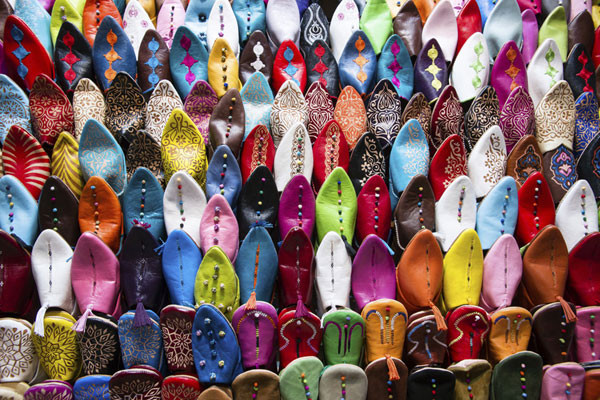 Marốc là vương quốc nằm ở tây bắc châu Phi. Đất nước này có thời tiết quanh năm ấm áp và có nhịp sống khá nhộn nhịp. Bạn có cơ hội thưởng ngoạn những hòn đảo xinh đẹp, cảnh quan thần tiên như trong câu chuyện cổ tích hay hòa mình vào không khí náo nhiệt của những phiên chợ rực rỡ sắc màu…