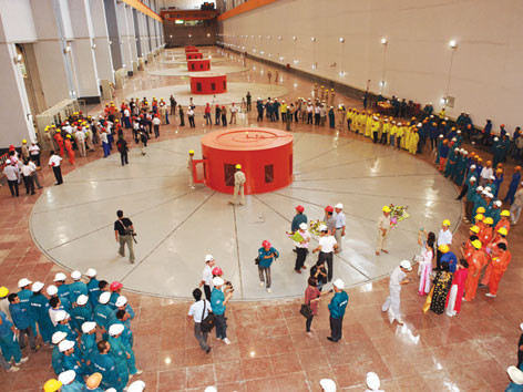 6 tổ máy phát điện của Thủy điện Sơn La. ảnh: ĐIÊU CHÍNH TỚI