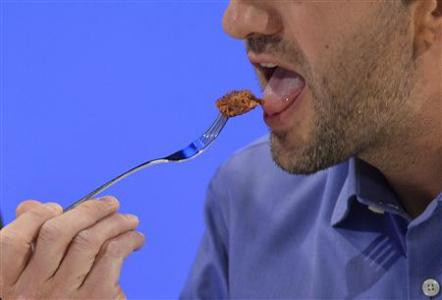 Josh Schönwald, một nhà thực phẩm thử thịt bò nhân tạo. Ảnh: Reuters. Josh Schönwald, một nhà thực phẩm thử thịt bò nhân tạo. Ảnh: Reuters