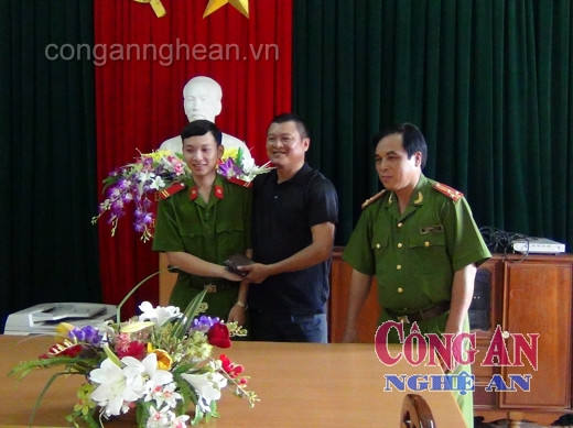 Đại diện lãnh đạo Trại tạm giam và đ/c Tuấn trả lại tài sản cho anh Lộc
