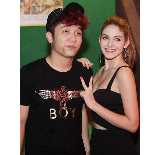 Làng giải trí vốn muôn màu sắc, do đó chuyện tình cảm của các cặp đôi cũng muôn màu muôn vẻ. Có những cặp đôi yêu nhau thật nhưng nhất quyết không công khai chuyện tình cảm, cũng có những đôi thường xuyên chụp ảnh thân mật, ôm hôn nhưng lại là 