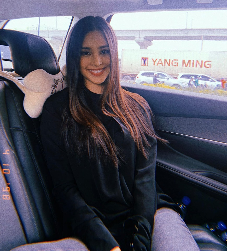 Hoàng Thuỳ mặc váy quây khoe vòng 1 trễ nải gợi cảm ảnh 7