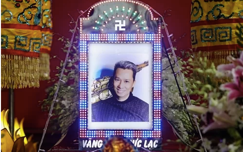 Chú chó túc trực bên linh cữu nghệ sĩ Xuân Hiếu gây xúc động ảnh 1