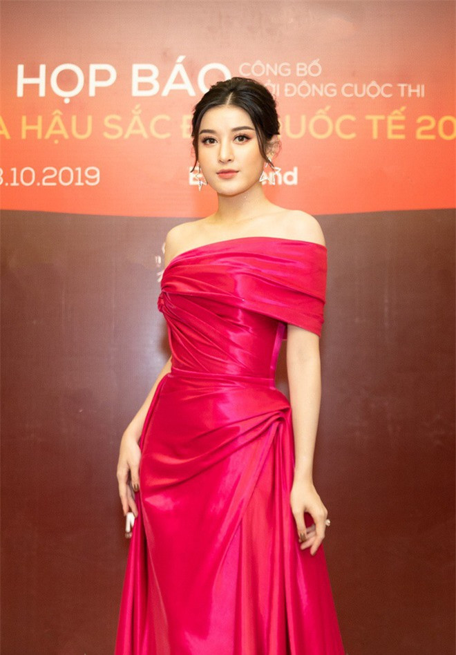 Hoàng Thuỳ mặc váy quây khoe vòng 1 trễ nải gợi cảm ảnh 4