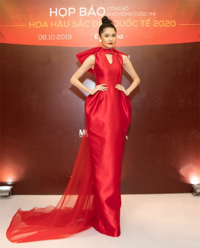 Hoàng Thuỳ mặc váy quây khoe vòng 1 trễ nải gợi cảm ảnh 5