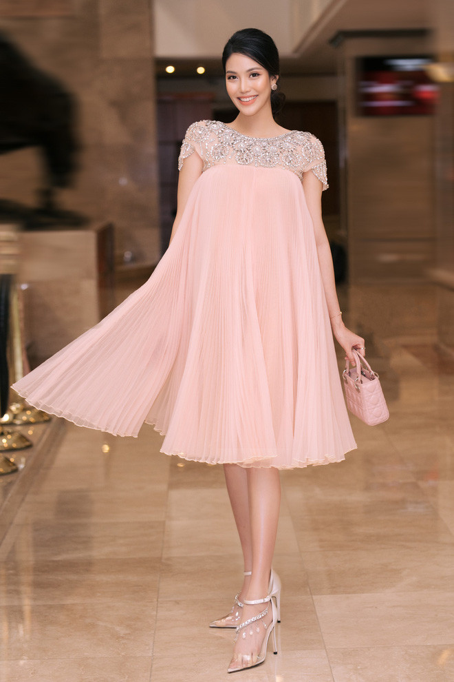 Hoàng Thuỳ mặc váy quây khoe vòng 1 trễ nải gợi cảm ảnh 6