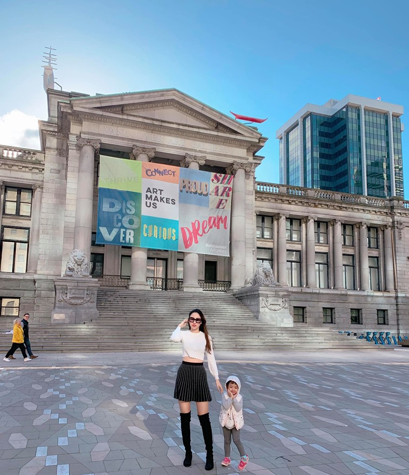 Hoàng Thuỳ mặc váy quây khoe vòng 1 trễ nải gợi cảm ảnh 9