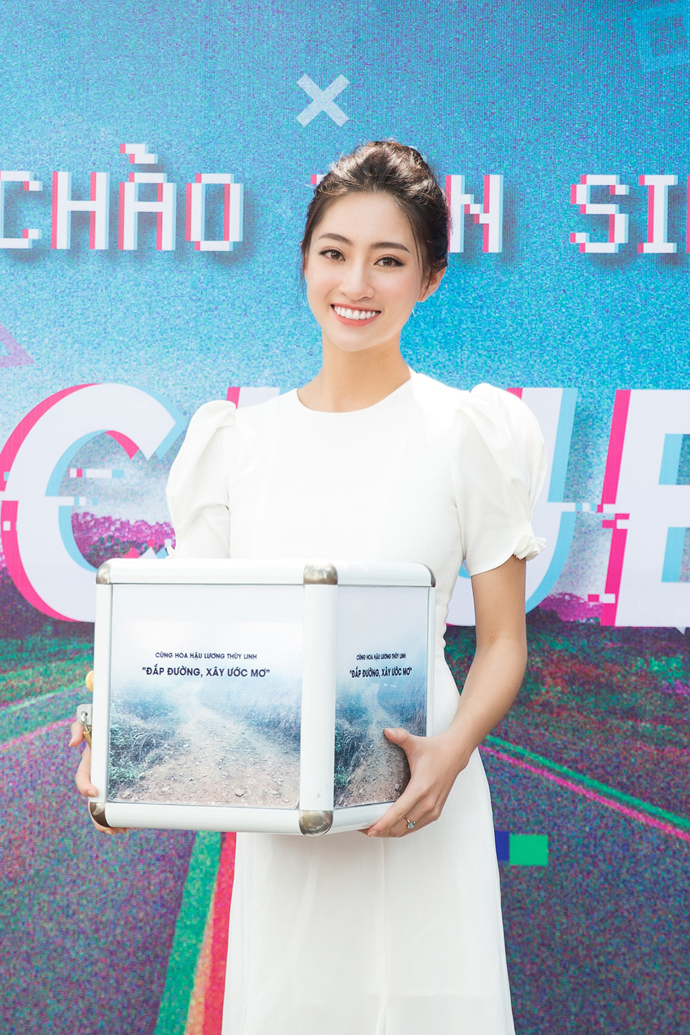 Hoàng Thuỳ mặc váy quây khoe vòng 1 trễ nải gợi cảm ảnh 11